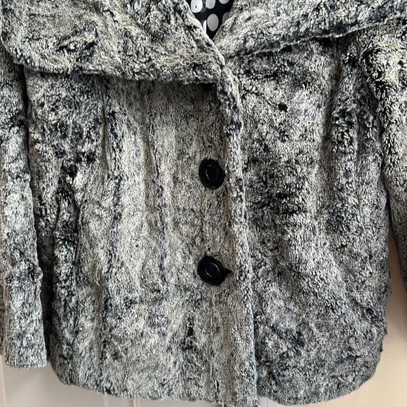 CABI CHINCHILLY Gray & Black Faux Fur Cropped Jacket - Picture 6 of 9